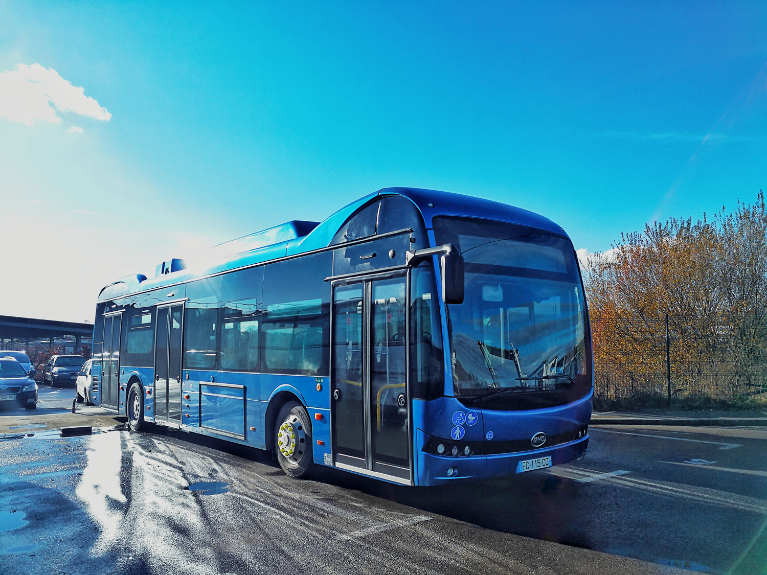 Τα νέα 12μέτρα λεωφορεία φορτίζουν το βράδυ στο ντεπό της εταιρείας και έχουν αυτονομία κίνησης έως και 160 χλμ.