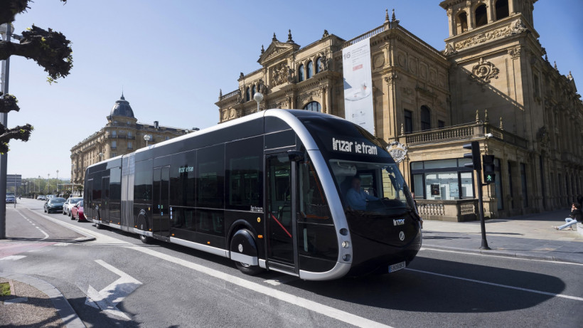 Το Irizar ie tram, το οποίο είναι ένα κανονικό ηλεκτρικό λεωφορείο που οπτικά μοιάζει με τραμ, προσφέρεται σε δύο εκδόσεις με μήκος 12.165 και 18.730 χλστ. αντίστοιχα.
