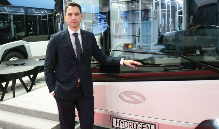 Ο deputy CEO της Solaris Πέτρος Σπινάρης μπροστά από το Urbino 12 hydrogen