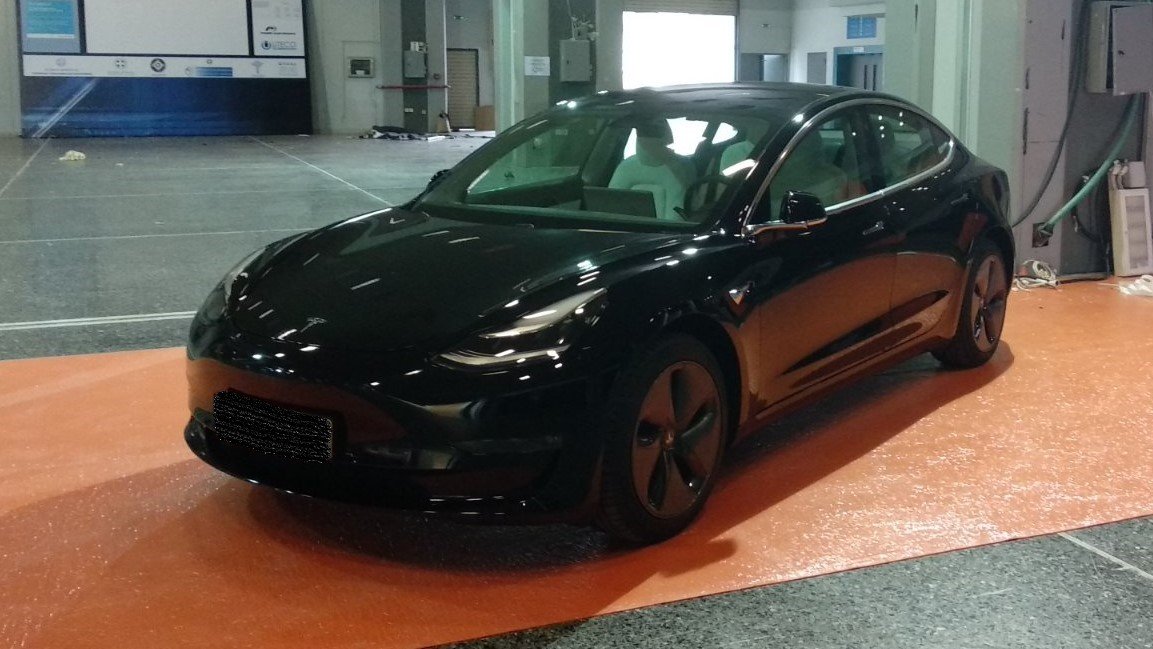 Το Tesla Model 3 τη στιγμή που προσέρχεται στον εκθεσιακό χώρου του συνεδρίου, στο Helexpo Maroussi.