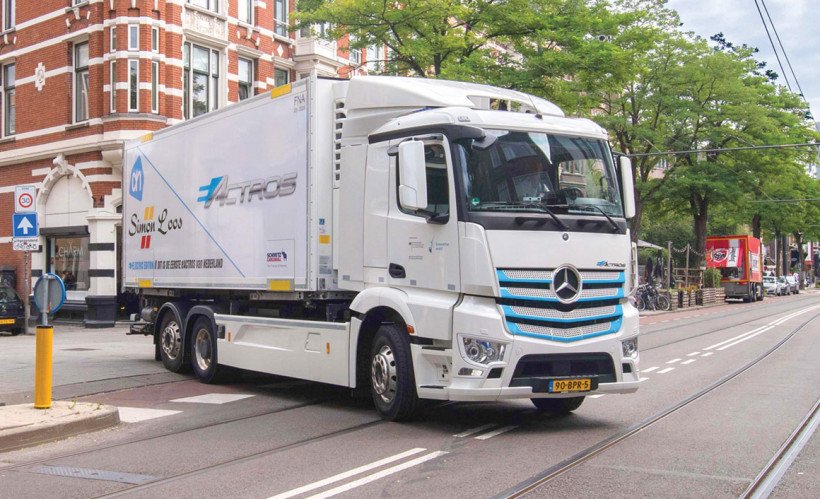 Το τριαξονικό Mercedes-Benz eActros της DB Schenker, μεταφέρει καθημερινά παλεταρισμένο φορτίο στο κέντρο της Λειψίας.
