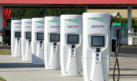 Κάθε ένας από τους φορτιστές των 350 kW της Tritium που λειτουργούν στη Γερμανία (έξι φορτιστές ανά σταθμό), είναι σε θέση να φορτίσει μερικώς τις μπαταρίες μέσα σε μόλις πέντε λεπτά.