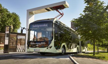 Τα δύο πρωτότυπα ηλεκτρικά λεωφορεία της Volvo που δοκιμάζονται στο Γκέτεμποργκ, είναι αρθρωτά και έχουν τη δυνατότητα μεταφοράς 135 επιβατών.