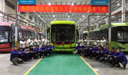 Το υπ’ αριθμόν 50.000 ηλεκτρικό λεωφορείο της BYD, καθώς βγαίνει από τη γραμμή παραγωγής του εργοστασίου στο Hangzhou της Κίνας.