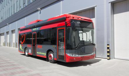 Το Solaris Urbino 8.9 LE electric διαθέτει στόρια στις γυάλινες επιφάνειες και εξωτερικά τη σκίαση αναλαμβάνουν τέντες.
