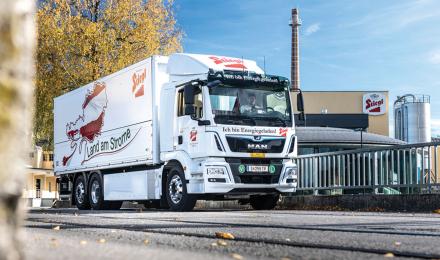Ο ηλεκτροκινητήρας του MAN eTruck, αποδίδει ισχύ 250 kW (335 ίππων) και ροπή 2.700 Nm. Η κίνηση μεταφέρεται στον πίσω άξονα μέσω του κεντρικού άξονα, χωρίς κιβώτιο ταχυτήτων. Το προς το παρόν πρωτότυπο φορτηγό (υπολογίζεται να περάσει στην παραγωγή το 2021) υπόσχεται μέγιστη αυτονομία 200 χλμ.