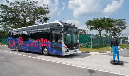 To οδηγικά αυτόνομο Volvo 7900 Electric πρόκειται σύντομα να αρχίσει τα δοκιμαστικά δρομολόγια στο κάμπους του πανεπιστημίου Nanyang Technological University (NTU) της Σιγκαπούρης.