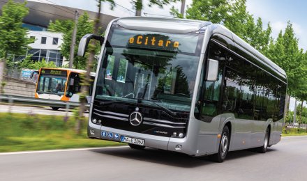 Το eCitaro «φοράει» φαρδύτερα ελαστικά από το αντίστοιχο ντίζελ, στρίβει το ίδιο γρήγορα, και ξεπερνάει ανωφέρειες άνω του 20% σε κλίση με χαρακτηριστική άνεση.