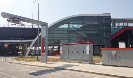 Το Heliox OC των 450 KW υιοθετεί μια ανεστραμμένη λύση παντογράφου, όπου ένα υπέρυθρο σήμα ενεργοποιεί τη διαδικασία φόρτισης, που διαρκεί λίγα μόλις λεπτά.