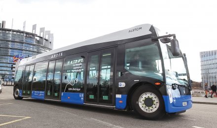 Με μέγιστη ισχύ 180 kW (241 hp) και αυτονομία 200 χλμ. (6 ώρες λειτουργίας του λεωφορείου), έρχεται το 12μετρο ηλεκτρικό Alstom Aptis.