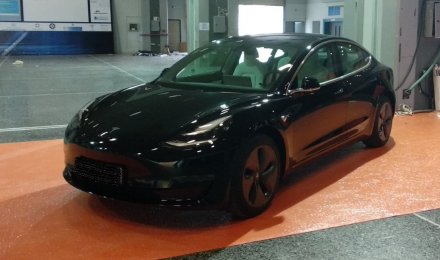Το Tesla Model 3 τη στιγμή που προσέρχεται στον εκθεσιακό χώρου του συνεδρίου, στο Helexpo Maroussi.