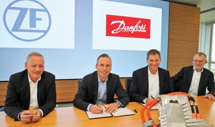 Από αριστερά: Harald Deiss (Επικεφαλής ZF Business Unit Electronic Systems), Jörg Grotendorst (Επικεφαλής ZF Division E-Mobility), Kim Fausing (CEO Danfoss Group) και Claus A. Petersen (Επικεφαλής Danfoss Silicon Power).