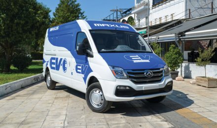Το ηλεκτρικό Maxus EV80 προσφέρεται σε έκδοση Panel Van με μεσαία (φωτό) και υψηλή οροφή, αλλά και σε έκδοση σασί.