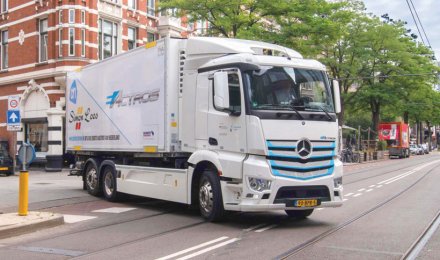 Το τριαξονικό Mercedes-Benz eActros της DB Schenker, μεταφέρει καθημερινά παλεταρισμένο φορτίο στο κέντρο της Λειψίας.