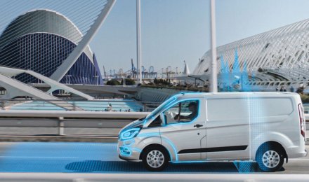 Tο υβριδικό Transit Custom Plug-In Hybrid (PHEV) διαθέτει μια μπαταρία 13,6 kWh, που του προσδίδει ηλεκτρική αυτονομία 56 χλμ. (κύκλος NEDC). Ο βενζινοκινητήρας 1.0 EcoBoost μπορεί να φορτίσει τη μπαταρία για επέκταση της αυτονομίας σε πάνω από 500 χλμ.