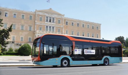 Το συγκεκριμένο λεωφορείο ως προς τη μεταφορική του ικανότητα διατίθεται με επιλογή 24 καθήμενων επιβατών, 51 ορθίων, παρέχοντας και μια θέση αμαξιδίου ΑμΕΑ. Υπάρχει και η έκδοση χωρίς θέση αμαξιδίου, οπότε η μεταφορική ικανότητα φτάνει στους 88 επιβάτες (24+64).