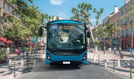 Η ηλεκτρική γραμμή κίνησης έχει ισχύ 120 ή 190 kW (163 και 258 ίπποι), με τη ροπή να είναι της τάξης των 1.000 και 2.100 Nm, αντίστοιχα.