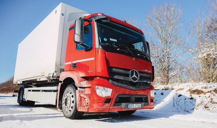 Η παραγωγή του eActros έχει προγραμματιστεί για αργότερα φέτος, με τους ανθρώπους της Mercedes-Benz να τονίζουν πως στην τελική του έκδοση το ηλεκτρικό φορτηγό, θα είναι σημαντικά ανώτερο από το πρωτότυπο σε όρους αυτονομίας, απόδοσης και ασφάλειας.
