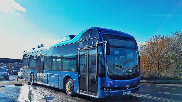 Τα νέα 12μέτρα λεωφορεία φορτίζουν το βράδυ στο ντεπό της εταιρείας και έχουν αυτονομία κίνησης έως και 160 χλμ.