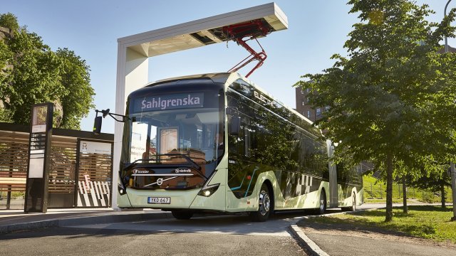 Τα δύο πρωτότυπα ηλεκτρικά λεωφορεία της Volvo που δοκιμάζονται στο Γκέτεμποργκ, είναι αρθρωτά και έχουν τη δυνατότητα μεταφοράς 135 επιβατών.