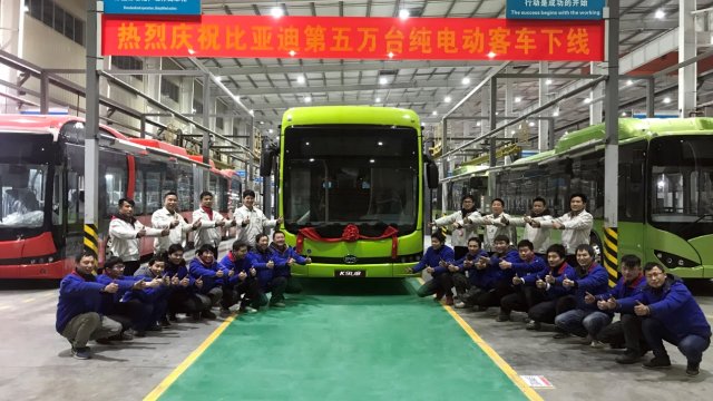 Το υπ’ αριθμόν 50.000 ηλεκτρικό λεωφορείο της BYD, καθώς βγαίνει από τη γραμμή παραγωγής του εργοστασίου στο Hangzhou της Κίνας.