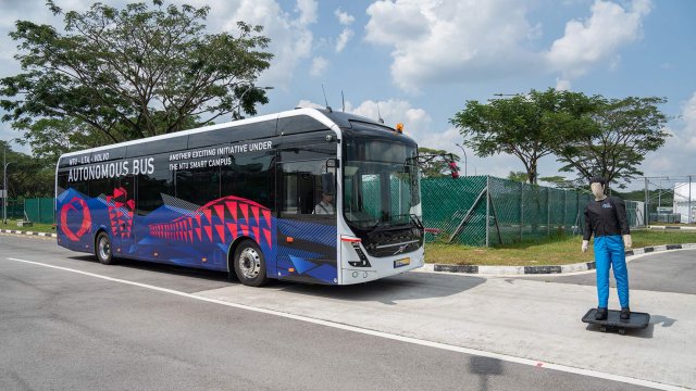 To οδηγικά αυτόνομο Volvo 7900 Electric πρόκειται σύντομα να αρχίσει τα δοκιμαστικά δρομολόγια στο κάμπους του πανεπιστημίου Nanyang Technological University (NTU) της Σιγκαπούρης.