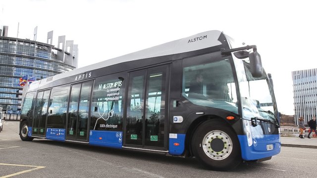 Με μέγιστη ισχύ 180 kW (241 hp) και αυτονομία 200 χλμ. (6 ώρες λειτουργίας του λεωφορείου), έρχεται το 12μετρο ηλεκτρικό Alstom Aptis.