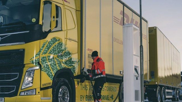 Συνεργασία Volvo και DHL για μεταφορές με ηλεκτρικά φορτηγά