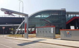 Το Heliox OC των 450 KW υιοθετεί μια ανεστραμμένη λύση παντογράφου, όπου ένα υπέρυθρο σήμα ενεργοποιεί τη διαδικασία φόρτισης, που διαρκεί λίγα μόλις λεπτά.