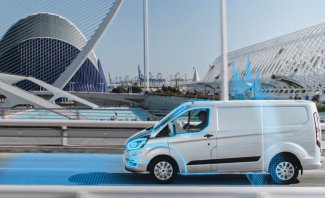 Tο υβριδικό Transit Custom Plug-In Hybrid (PHEV) διαθέτει μια μπαταρία 13,6 kWh, που του προσδίδει ηλεκτρική αυτονομία 56 χλμ. (κύκλος NEDC). Ο βενζινοκινητήρας 1.0 EcoBoost μπορεί να φορτίσει τη μπαταρία για επέκταση της αυτονομίας σε πάνω από 500 χλμ.