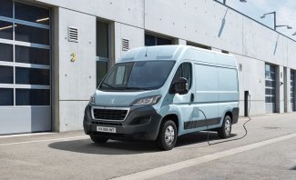 Πλήθος επιλογών φόρτισης για το Peugeot eBoxer, με την όλη διαδικασία να απλοποιείται χάρη στην υπηρεσία «Easy-Charge» και το λεγόμενο «Free2Move Services», μέσω του οποίου ο οδηγός έχει πρόσβαση σε ένα πανευρωπαϊκό δίκτυο 195.000 σταθμών φόρτισης, κάνοντας χρήση της σχετικής εφαρμογής από το κινητό του τηλέφωνο.
